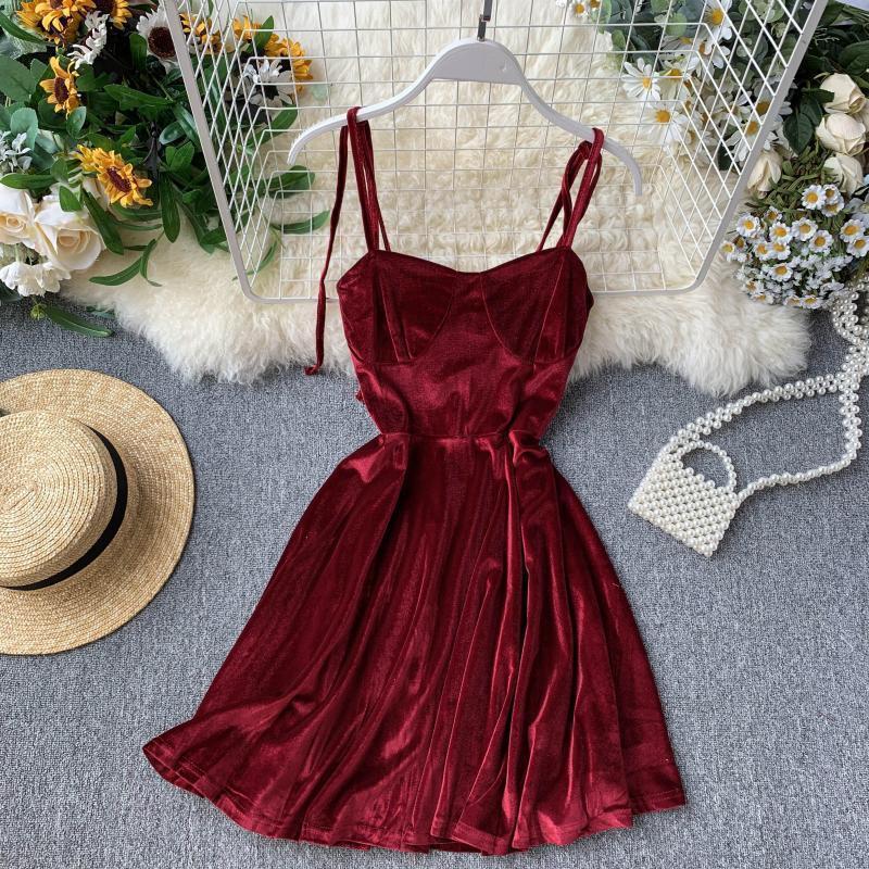 Slim and aexy off-the-shoulder velvet dress with shoulder strap