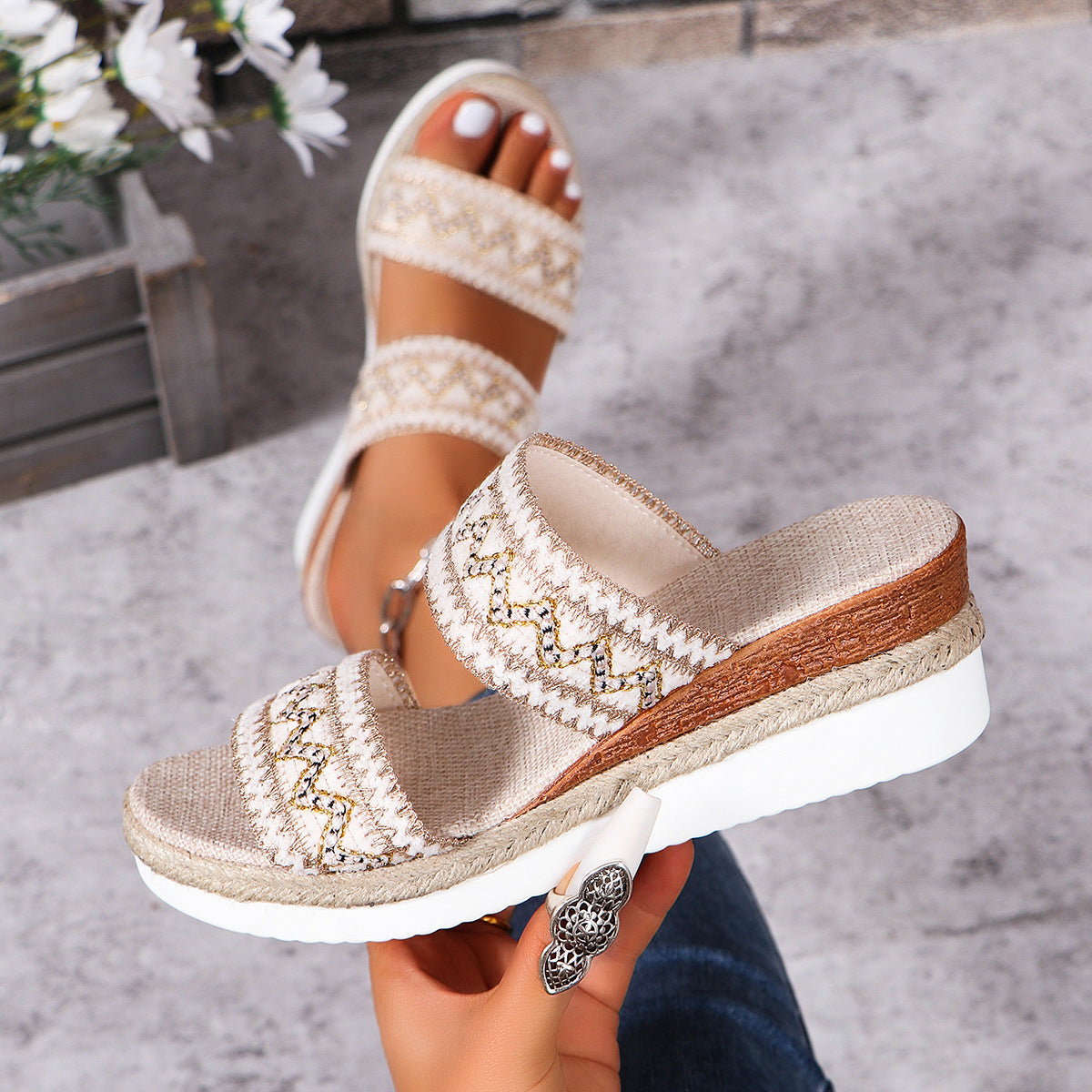 Casual summer slippers with linen bottom and wide strap