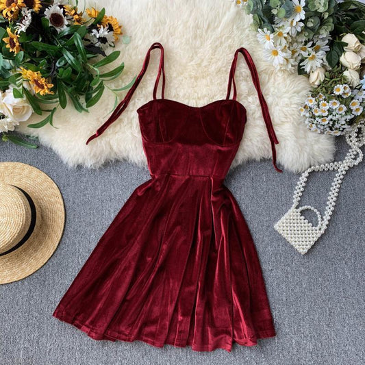 Slim and aexy off-the-shoulder velvet dress with shoulder strap