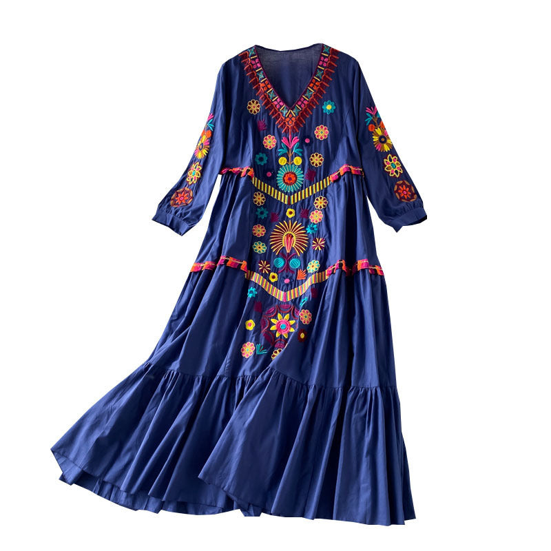 Embroidered V-neck dress with loose, loose hem