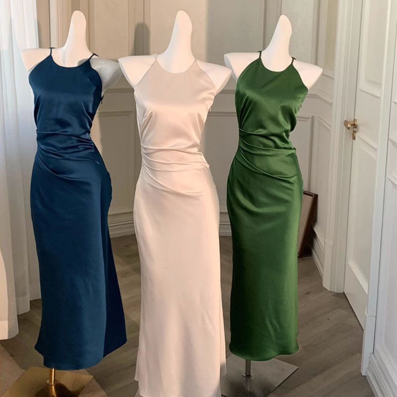 Abito Lungo Satinato con Spalline Sottili e Drappeggio Elegante