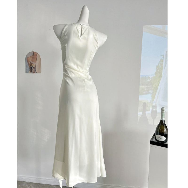 Abito Lungo Satinato con Spalline Sottili e Drappeggio Elegante