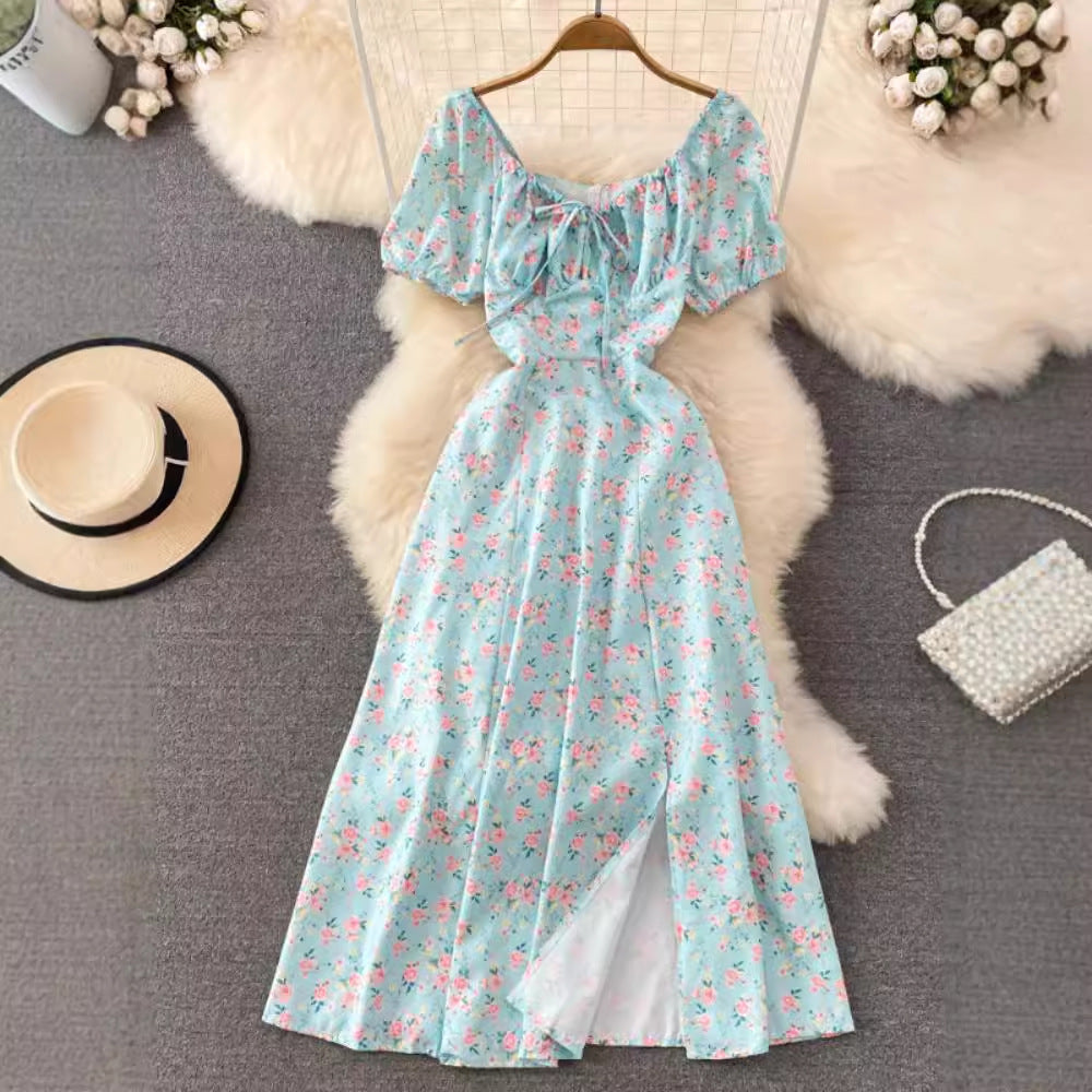 Abito Rosa a Fiori con Spacco e Maniche a Sbuffo