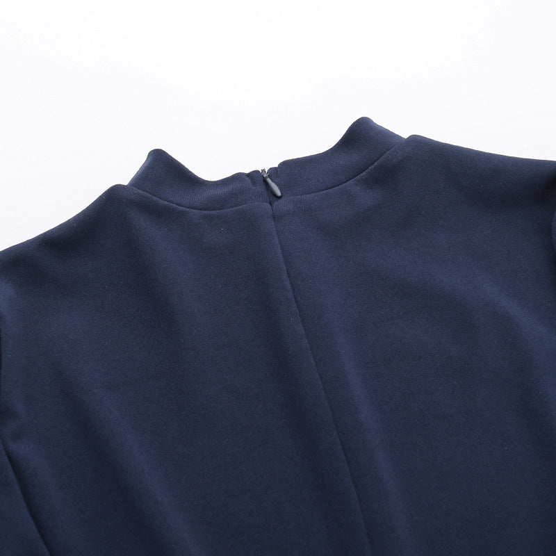 Abito corto a maniche lunghe con colletto alto