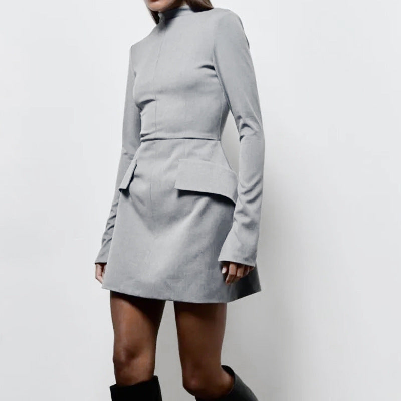 Abito corto a maniche lunghe con colletto alto