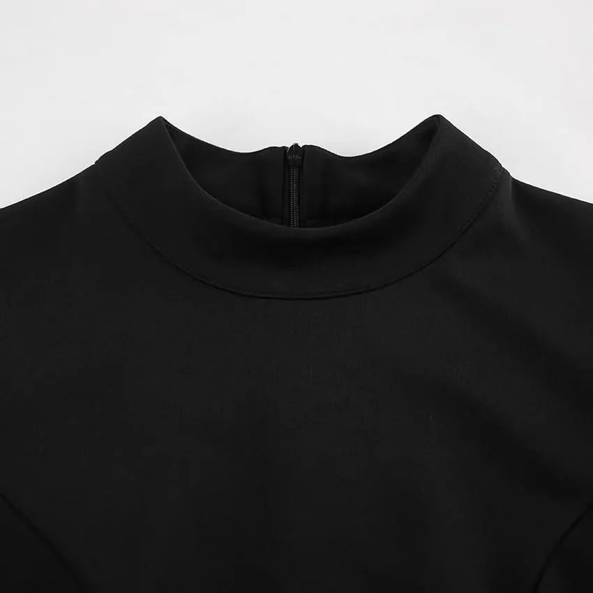 Abito da donna con volant a collo alto