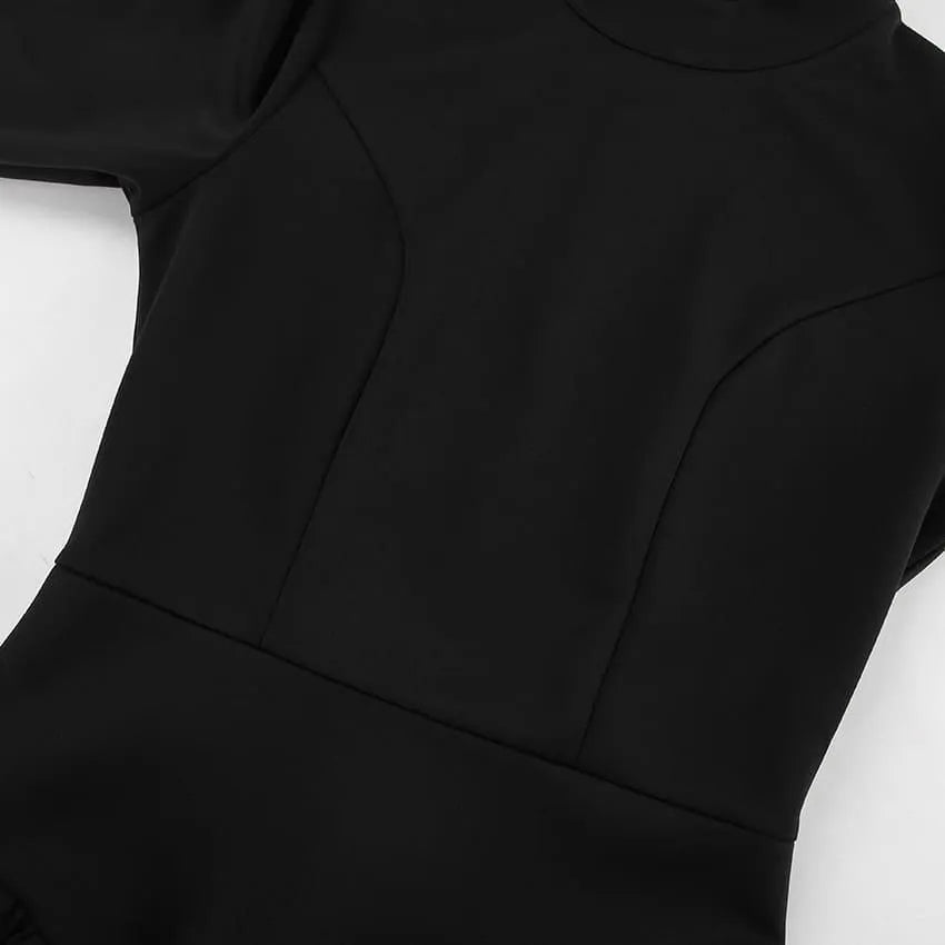 Abito da donna con volant a collo alto