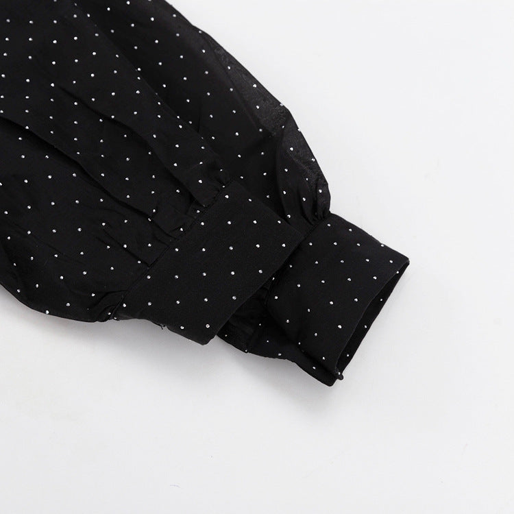 Abito nero elegante con cintura e dettagli brillanti