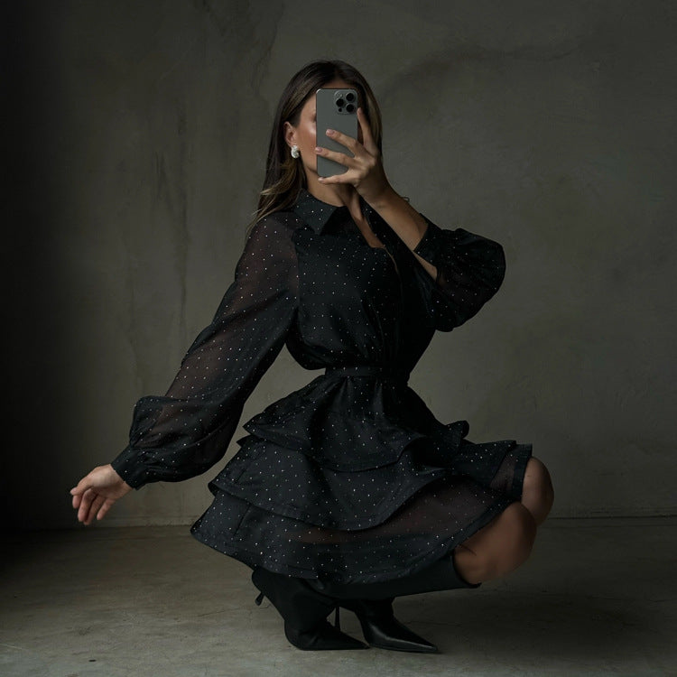 Abito nero elegante con cintura e dettagli brillanti