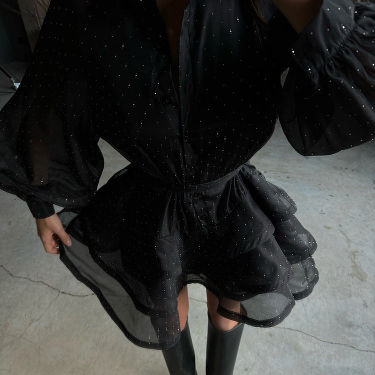 Abito nero elegante con cintura e dettagli brillanti