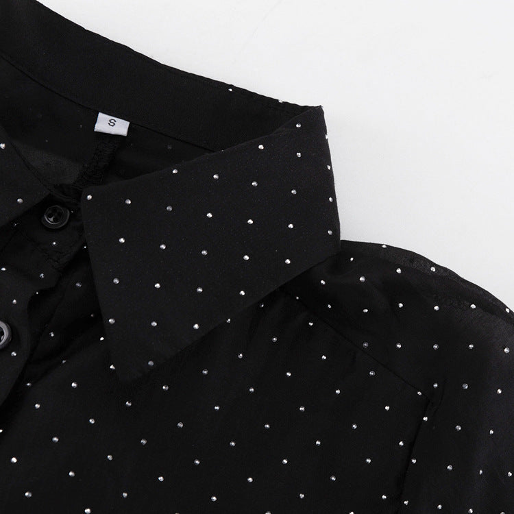 Abito nero elegante con cintura e dettagli brillanti