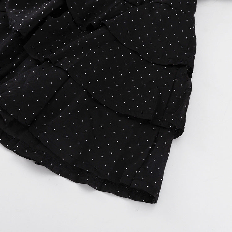 Abito nero elegante con cintura e dettagli brillanti