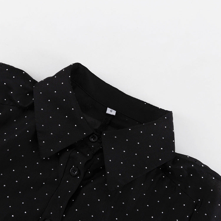 Abito nero elegante con cintura e dettagli brillanti