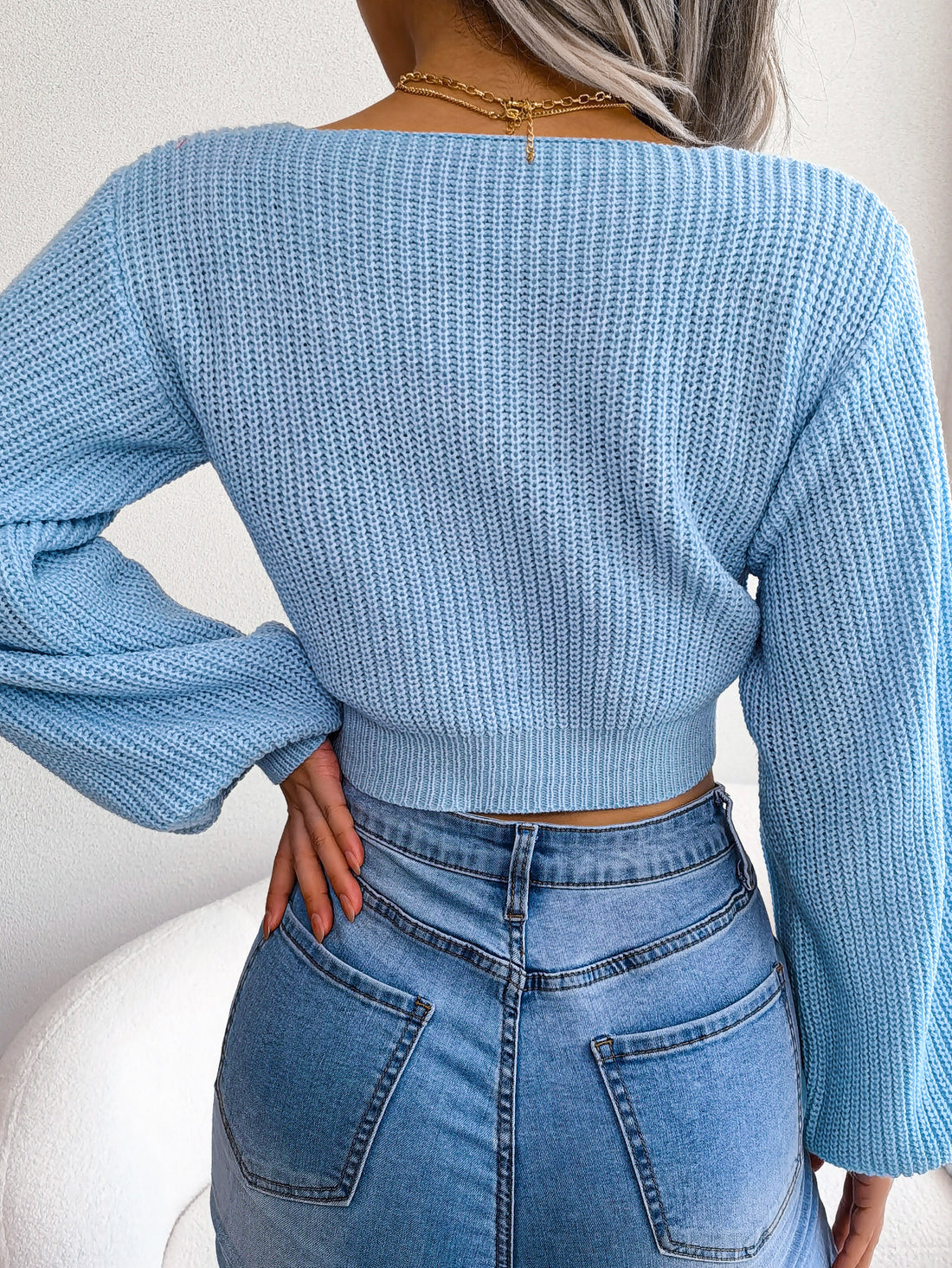 Maglione corto donna con fiocco, scollo a V e maniche a lanterna