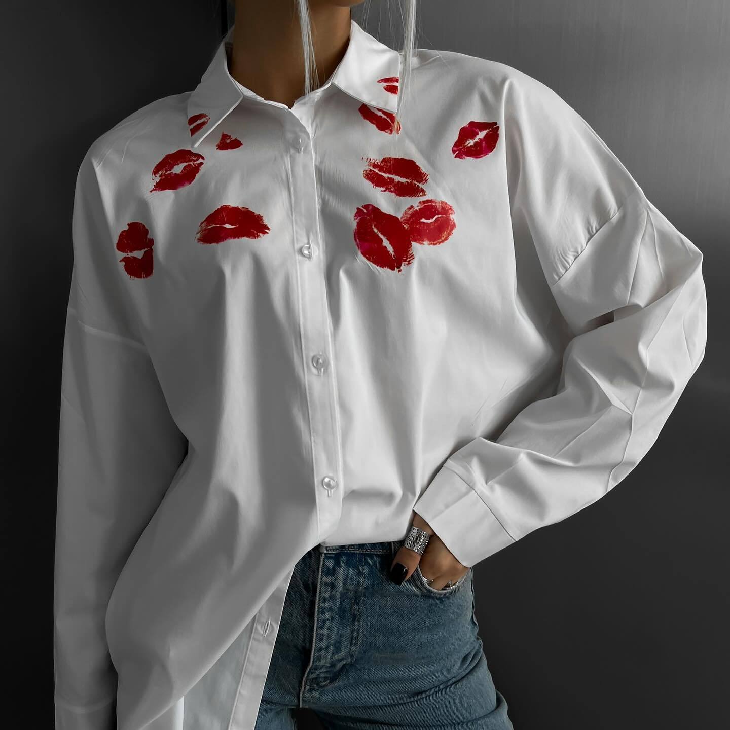 Camicia bianca stampata con labbra rosse