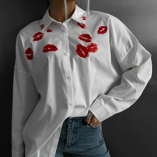 Camicia bianca stampata con labbra rosse
