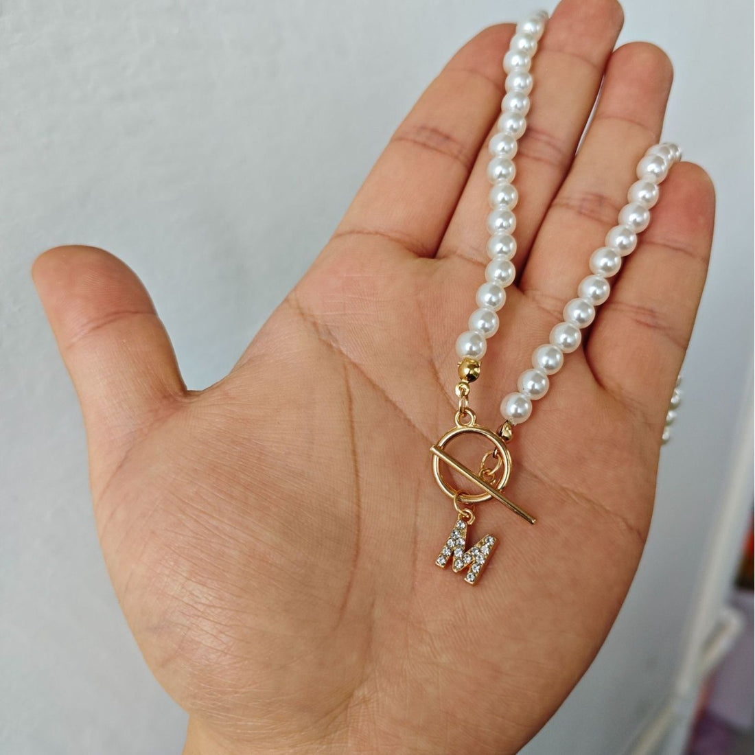 Collana con catena di perle e con la tua lettera